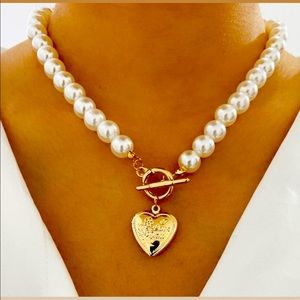 Women’s Pearl Necklace